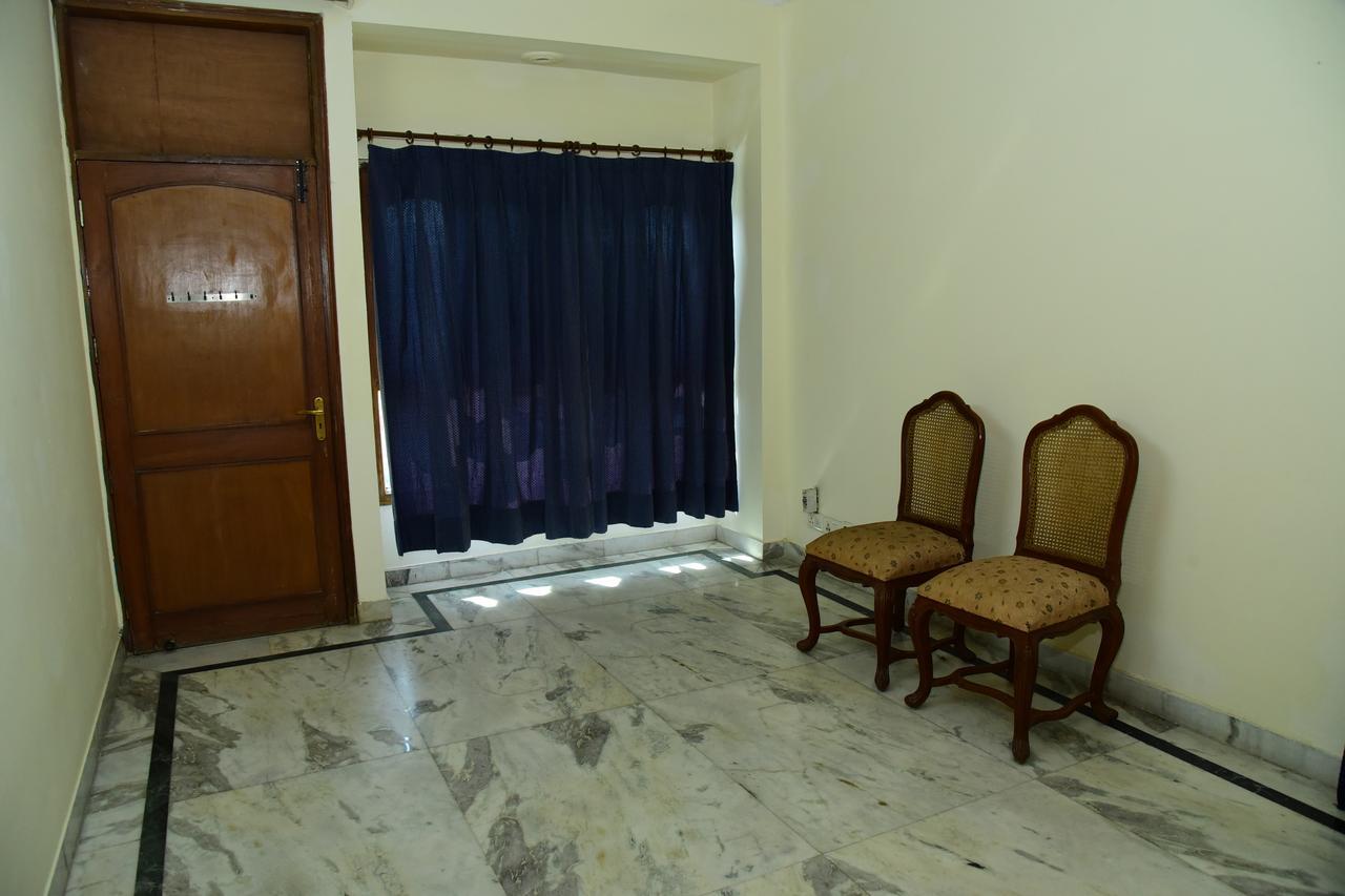 The Mayflower Hotel Гургаон Екстериор снимка