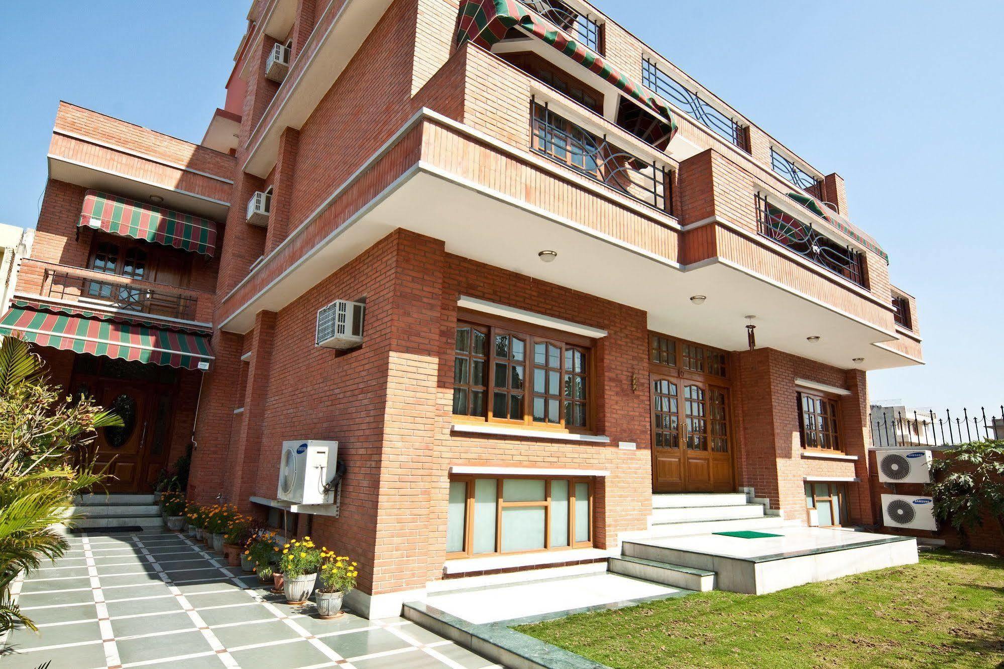The Mayflower Hotel Гургаон Екстериор снимка